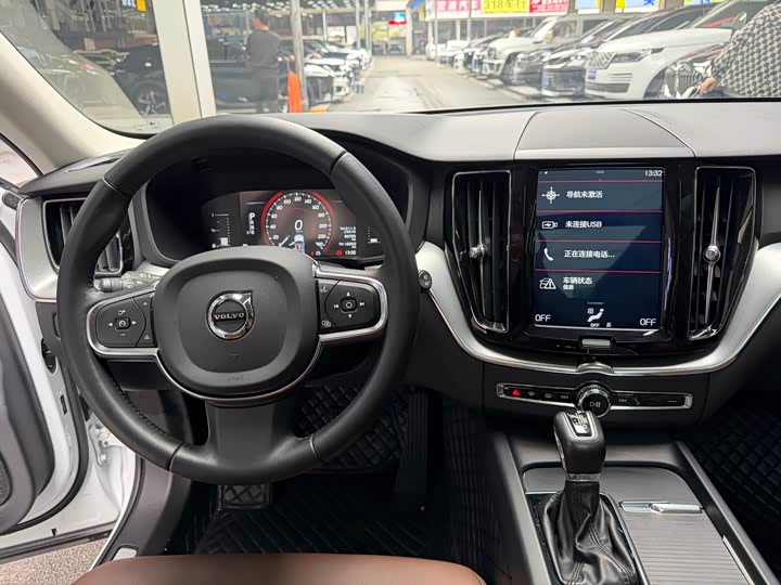 Volvo XC60 2019 T 5 4 WD V — фото 14