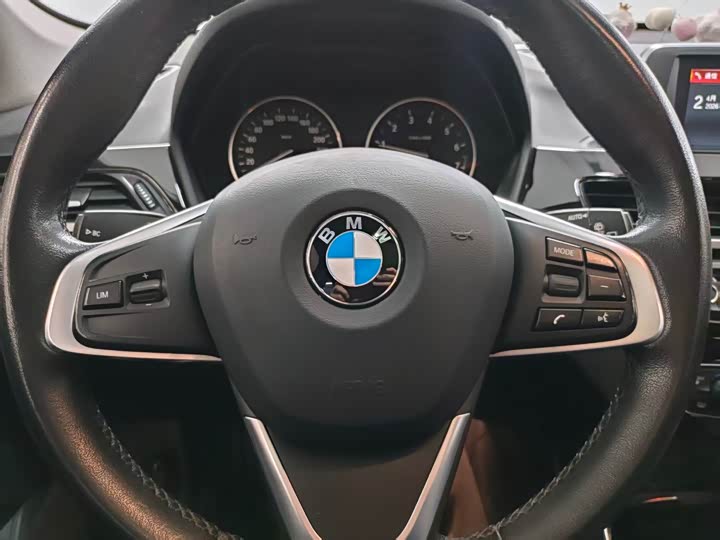BMW X1 2018 s Drive 18 Li — фото 15