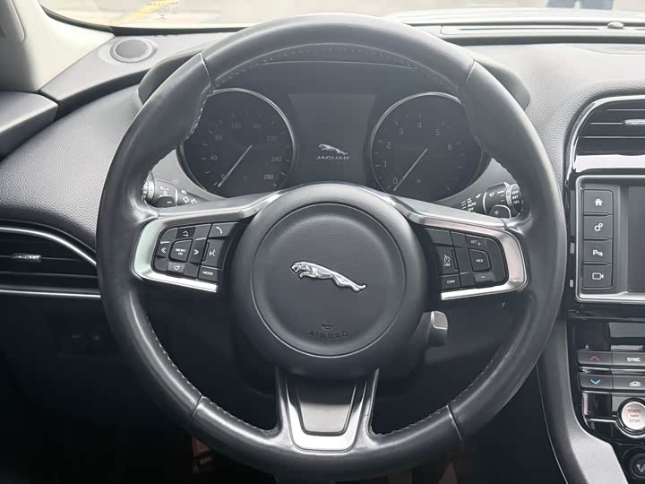 Jaguar F-PACE 2018 2.0 T 4 WD — фото 10