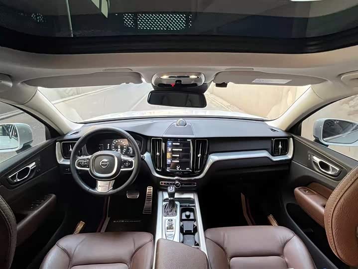 Volvo XC60 2018 T 5 4 WD — фото 11