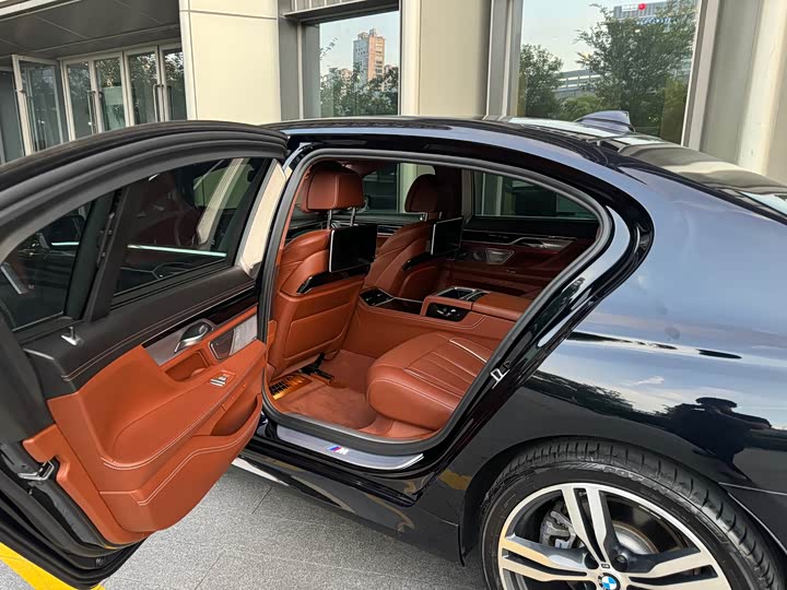 BMW 7-Series 2018 750 Li x Drive M — фото 17