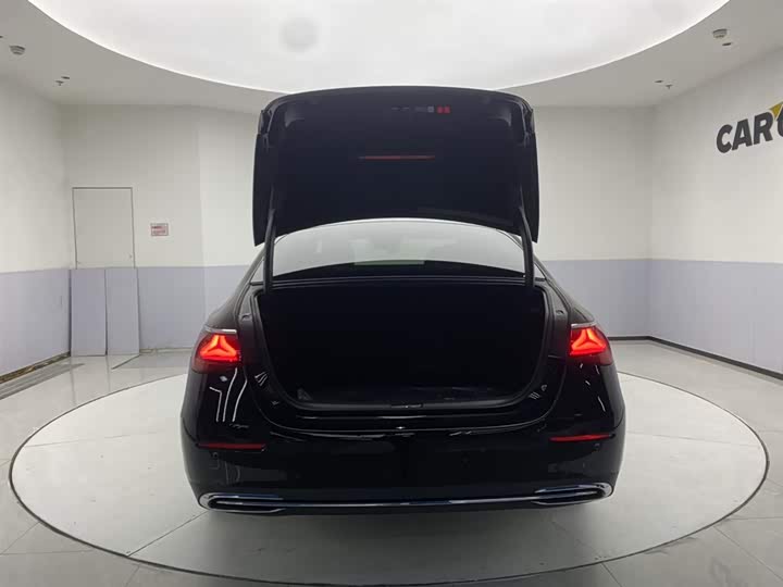 Mercedes-Benz E-Class 2024 E 300 L Luxury — фото 31