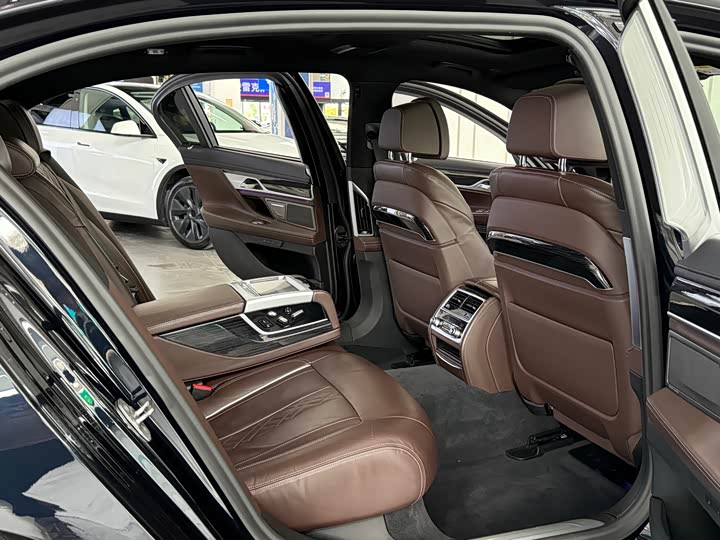BMW 7 Series — фото 10