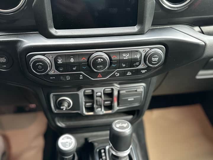 Jeep Wrangler — фото 20