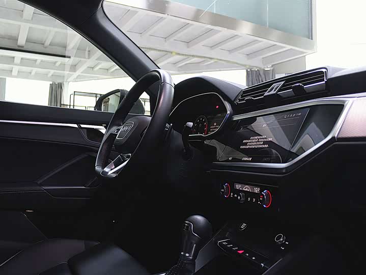 Audi Q3 2024 40 TFSI — фото 13