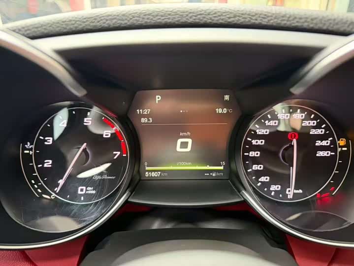 Alfa Romeo Giulia 2018 2.0 T 200 HP — фото 3