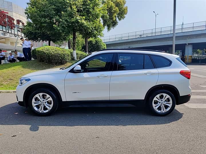 BMW X1 2016 s Drive 18 Li — фото 3