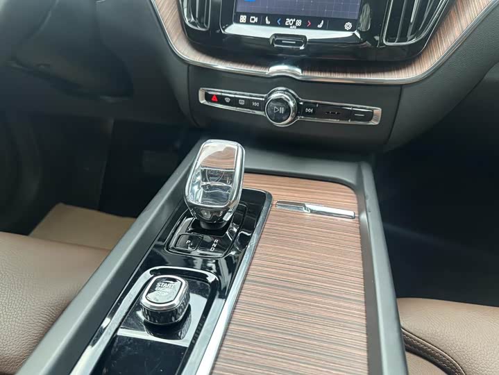 Volvo XC60 2024 B 5 4 WD — фото 13