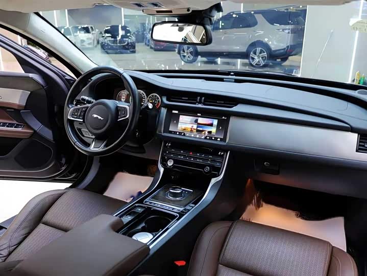 Jaguar XFL 2018 XFL 2.0 T 250 PS — фото 15