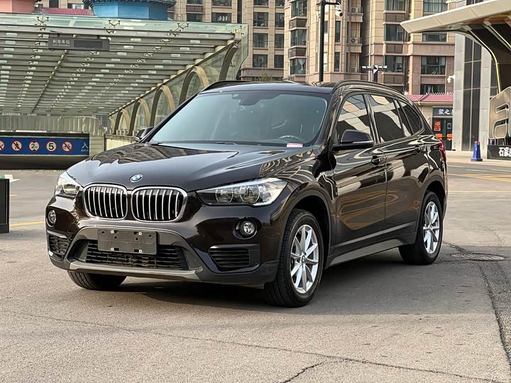 BMW X1 2019 s Drive 18 Li — фото 1