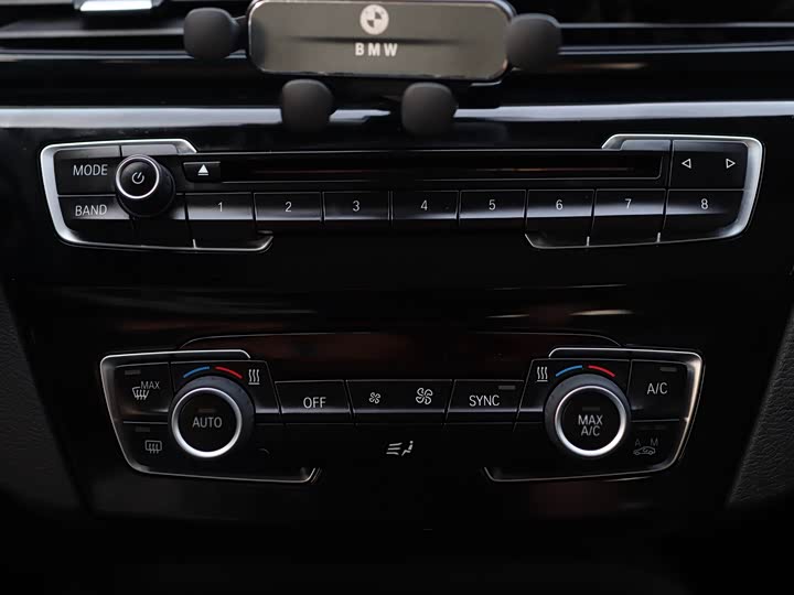 BMW X1 2016 s Drive 18 Li — фото 10