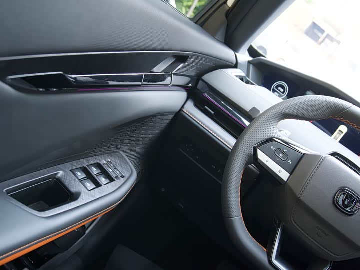 Changan UNI-V 2023 1.5 T Premium — фото 15