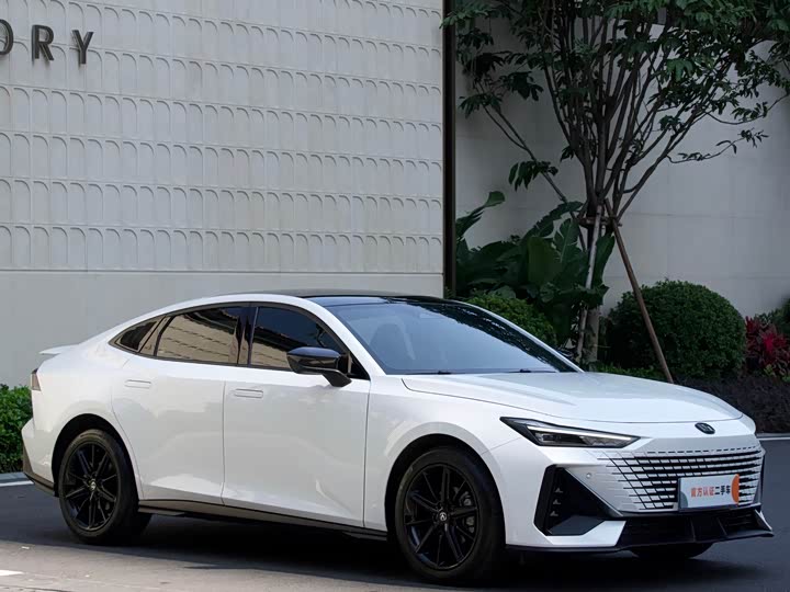 Changan UNI-V 2023 1.5 T Premium — фото 8