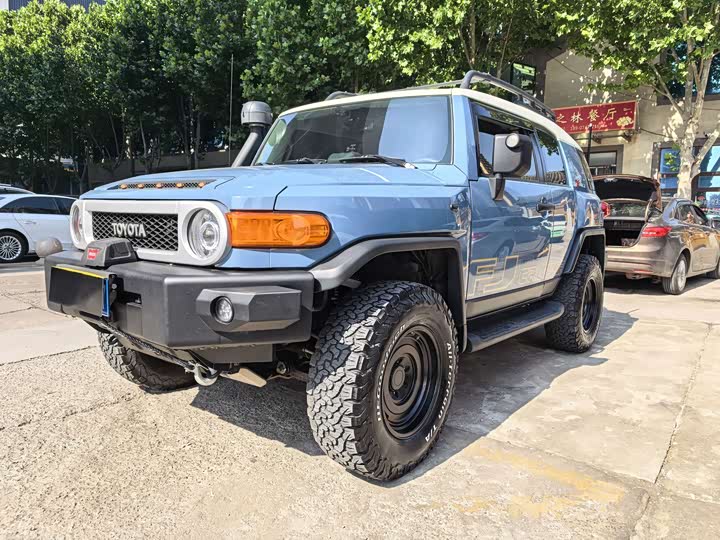 Toyota FJ 2020 4.0 L AT — фото 1