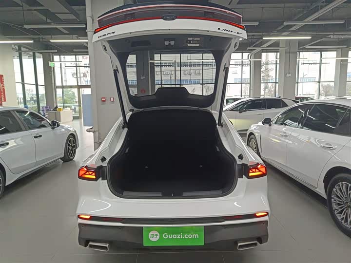 Changan UNI-V 2024 1.5 T Premium — фото 18