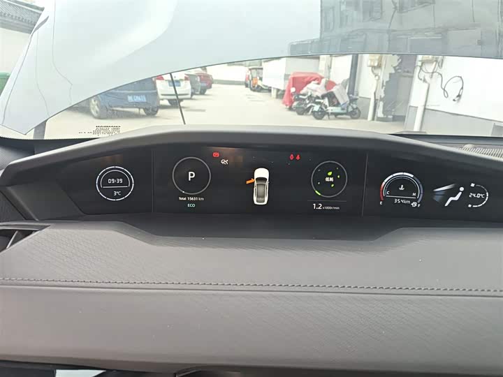 Changan UNI-V 2022 1.5 T Premium — фото 4