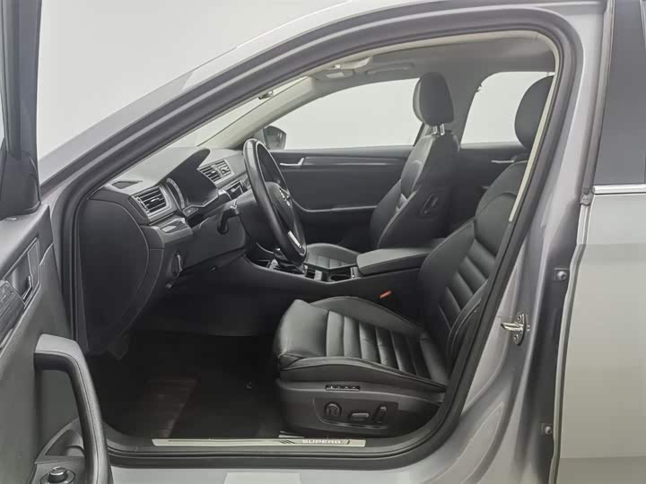 Skoda Superb — фото 10