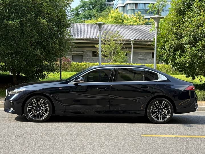 BMW 5-Series 2025 530 Li Leading M — фото 2
