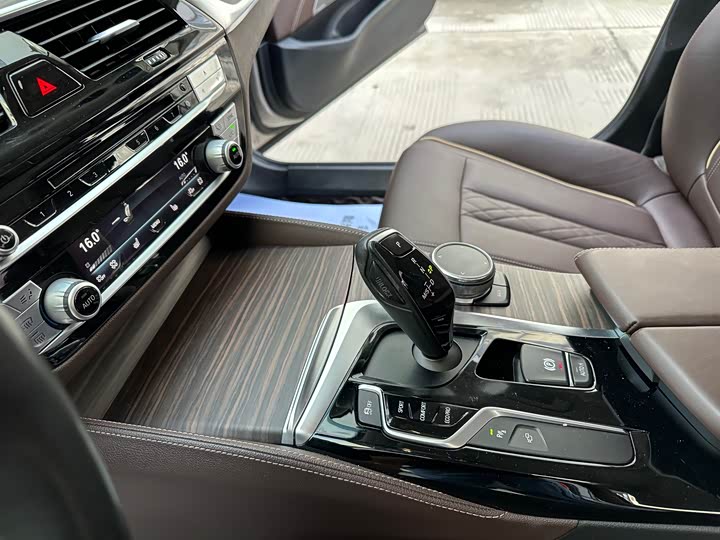 BMW 5-Series 2018 530 Li — фото 13