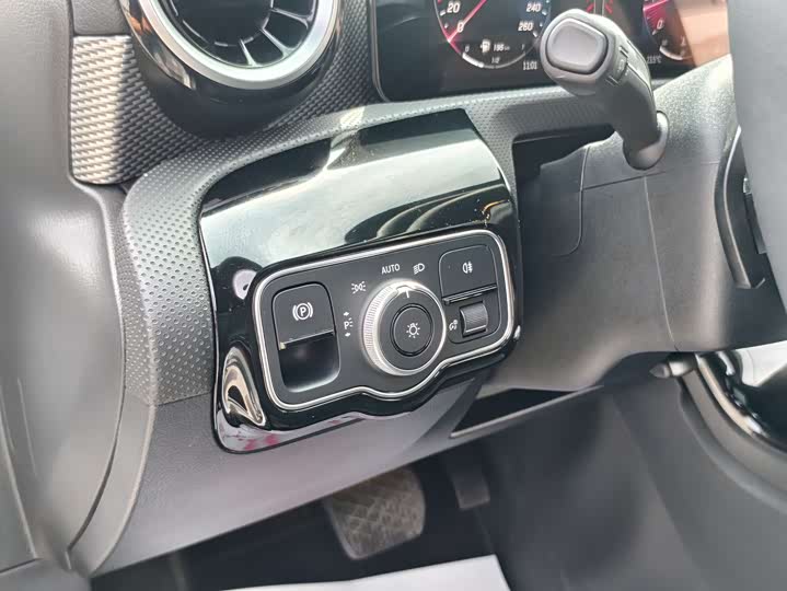 Mercedes-Benz A-Class 2023 A 180 L — фото 13