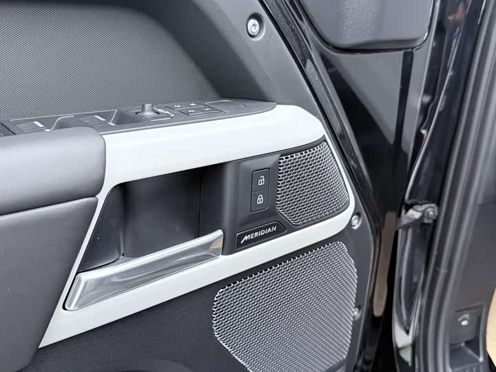 Land Rover Defender — фото 11