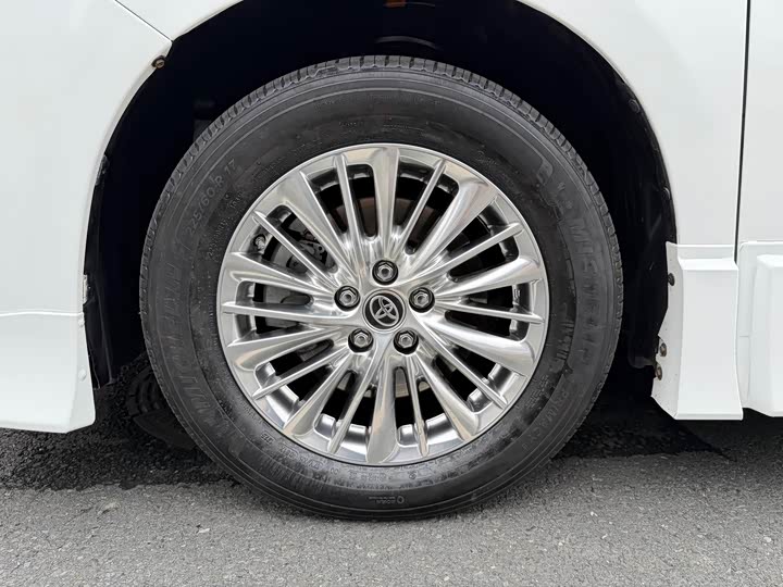 Toyota Alphard — фото 11