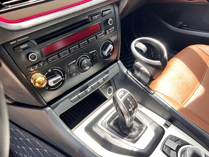 BMW X1 2015 s Drive 18i — фото 9