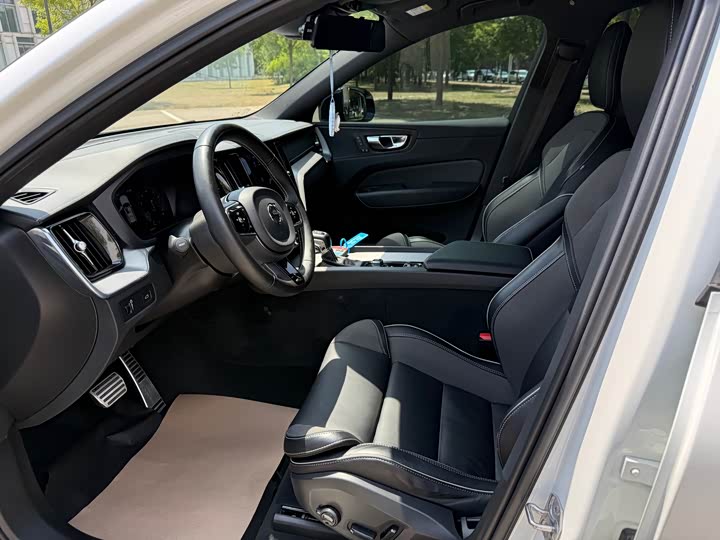 Volvo XC60 2021 T 5 4 WD — фото 4