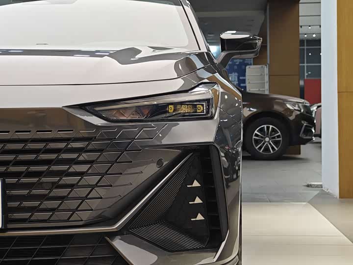 Changan UNI-V 2022 1.5 T — фото 2