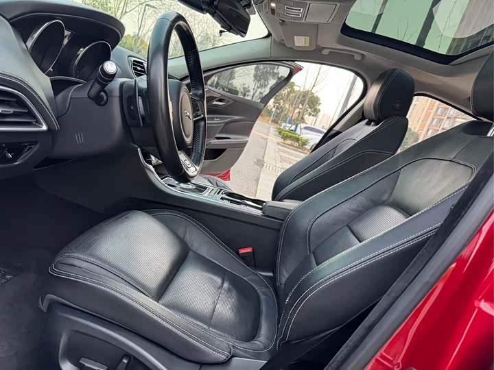 Jaguar XE 2015 2.0 T 200 PS R-Sport — фото 9
