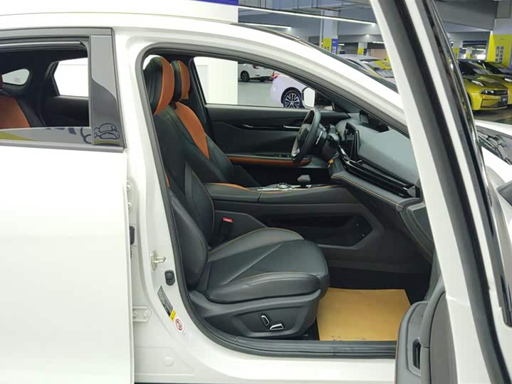 Changan UNI-V 2022 1.5 T Premium — фото 8