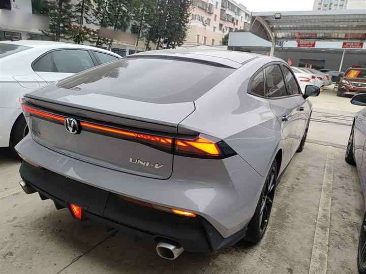 Changan UNI-V 2022 1.5 T Premium — фото 23
