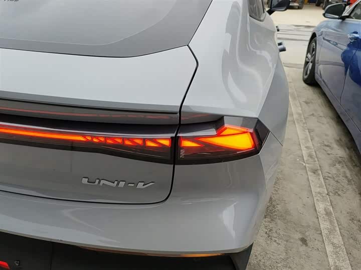 Changan UNI-V 2022 1.5 T Premium — фото 24