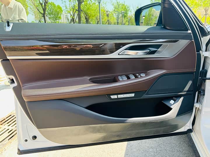 BMW 7 Series 730Li продвинутая — фото 6