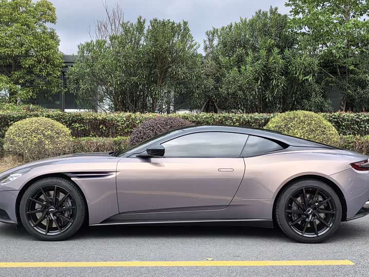 Aston Martin DB11 2022 4.0 T V 8 Coupe — фото 4