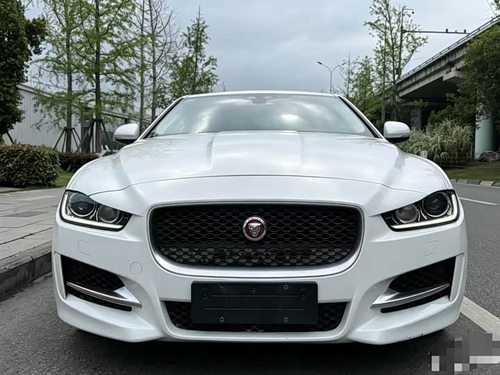 Jaguar XE 2015 2.0 T 200 PS R-Sport — фото 2
