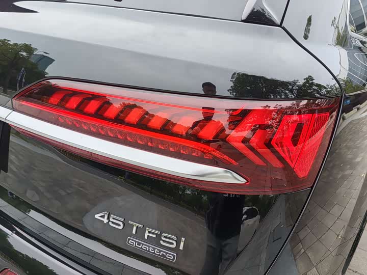 Audi Q7 2024 45 TFSI quattro S line Sport — фото 11