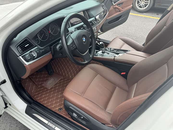 BMW 5 Series 520Li — фото 10