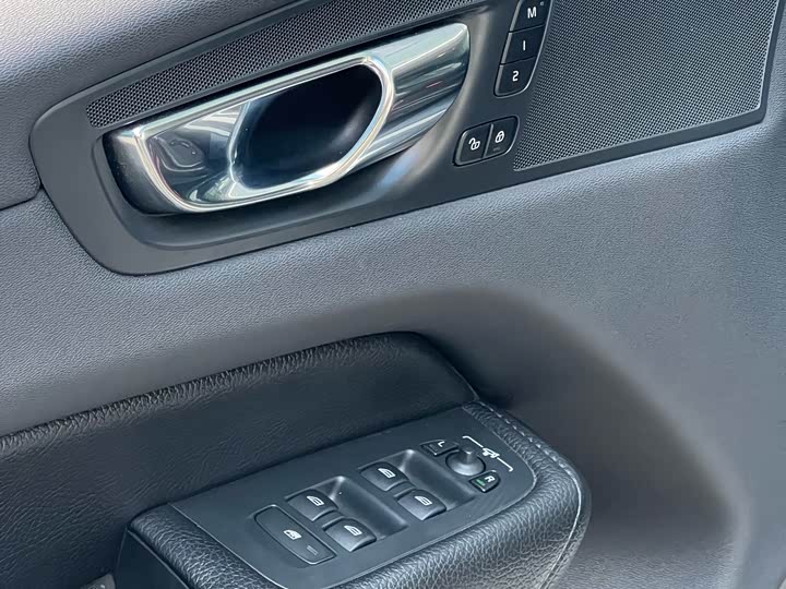 Volvo XC60 2019 T 5 4 WD VI — фото 10