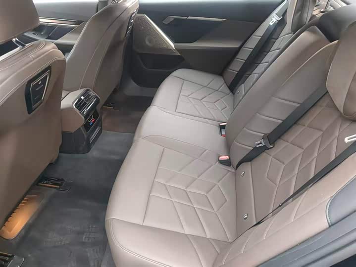 BMW 5-Series 2024 530 Li Leading M — фото 11