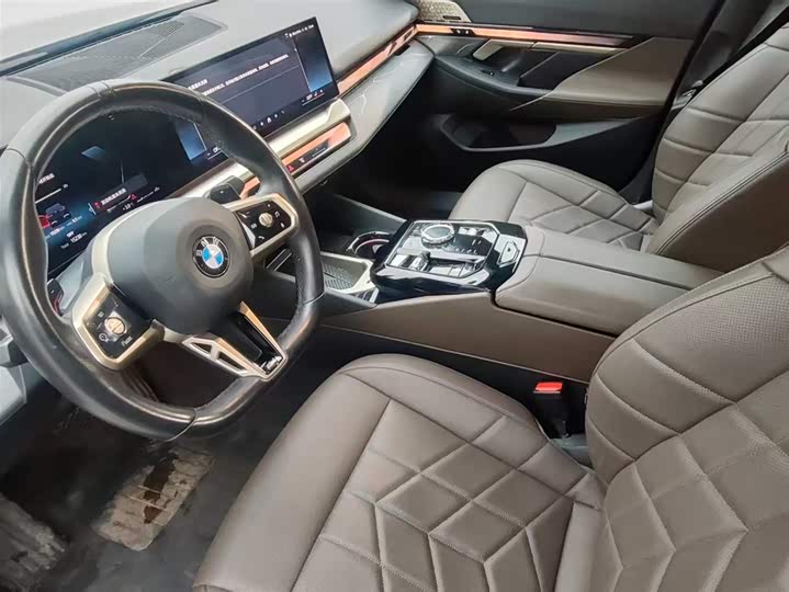 BMW 5-Series 2024 530 Li Leading M — фото 8