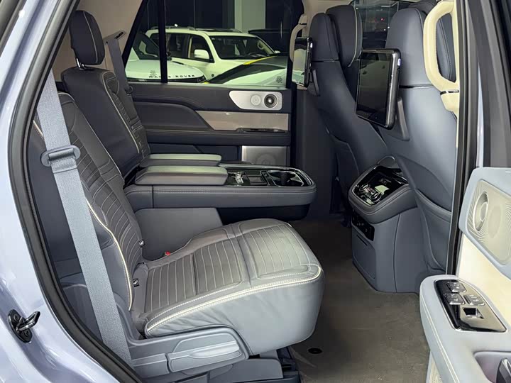Lincoln Navigator — фото 11