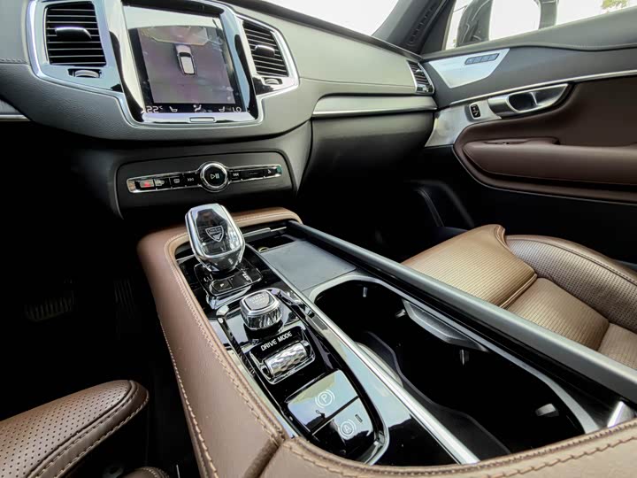 Volvo XC90 2021 B 6 7 — фото 18
