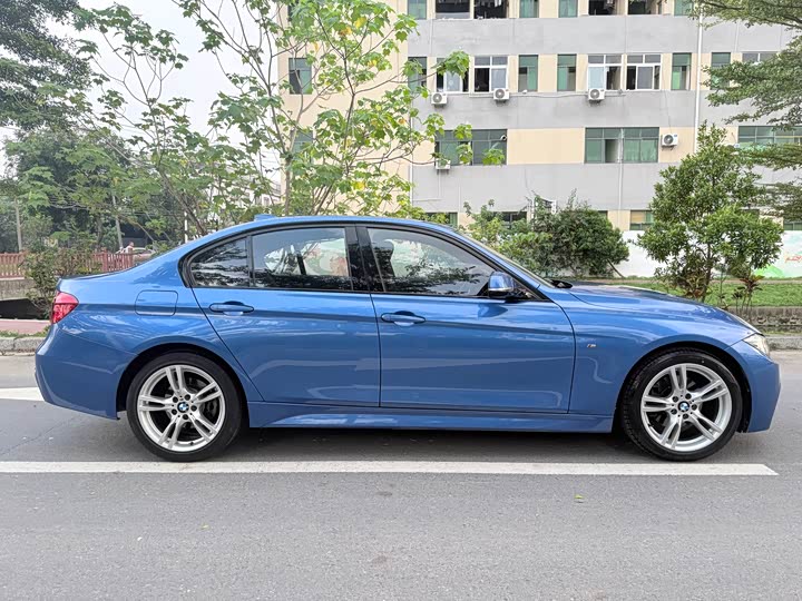 BMW 3-Series 2018 320i M — фото 10
