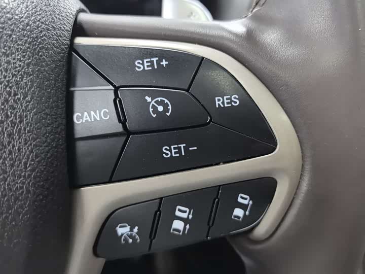 Jeep Grand Cherokee — фото 11