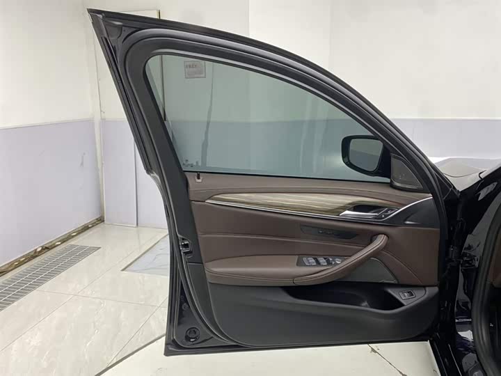 BMW 5-Series 2023 530 Li Leading — фото 25
