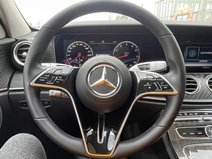 Mercedes-Benz E-Class 2017 E 300 L Luxury — фото 8