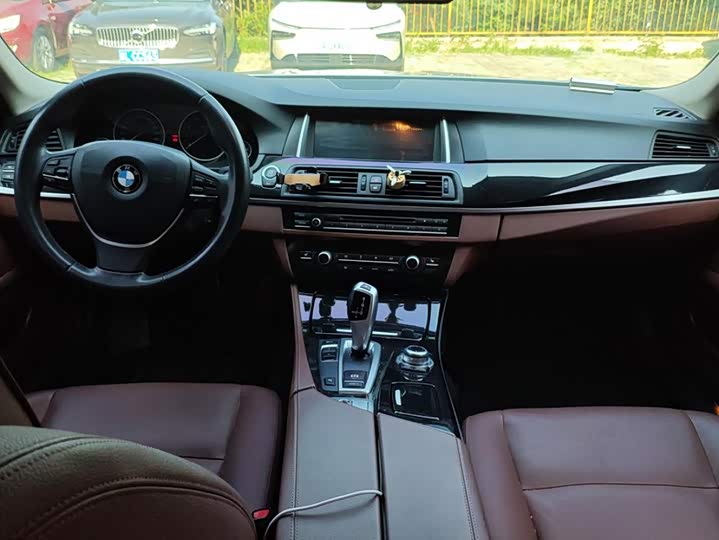 BMW 5 Series 520Li — фото 12