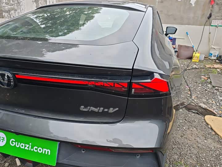 Changan UNI-V 2023 1.5 T Premium — фото 8