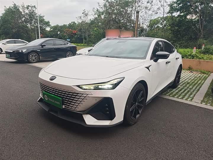 Changan UNI-V 2022 1.5 T Premium — фото 1